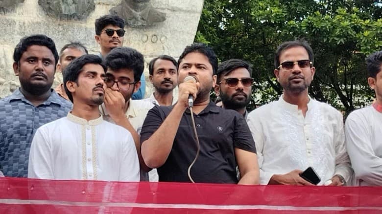 রাবি উপাচার্যের চেয়ার টেনে পদ্মায় ফেলার আহবান ছাত্রদল সভাপতির