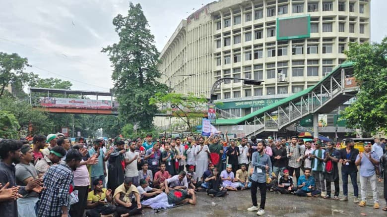 দ্বিতীয় দিনের মত শাহবাগ অবরোধ জুলাই যোদ্ধারাদের