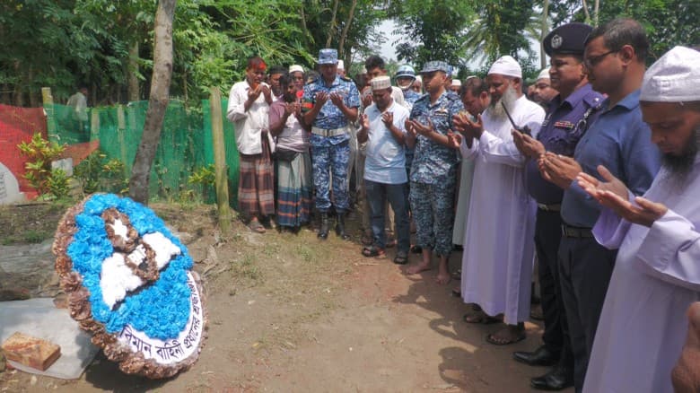 মাইলস্টোনে বিমান দুর্ঘটনায় নিহত ফাতেমার কবরে বিমানবাহিনীর শ্রদ্ধা