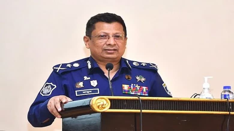 হাসিনার বিরুদ্ধে সাক্ষ্য দিতে ট্রাইব্যুনালে সাবেক আইজিপি