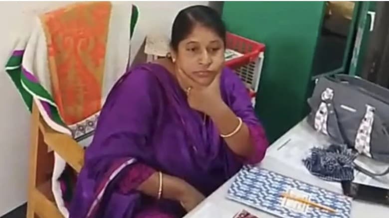 বঙ্গবন্ধুর ছবি টানানো সেই প্রধান শিক্ষিকা সাময়িক বরখাস্ত