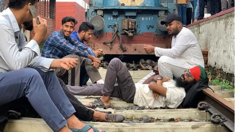 রাজশাহীতে ‘জুলাই যোদ্ধারা’ বসে পড়লেন রেললাইনে