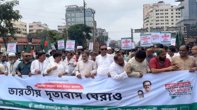 ফ্যাসিবাদ শেখ হাসিনাকে ফেরত দেওয়ার দাবিতে বাড্ডায় সড়ক অবরোধ