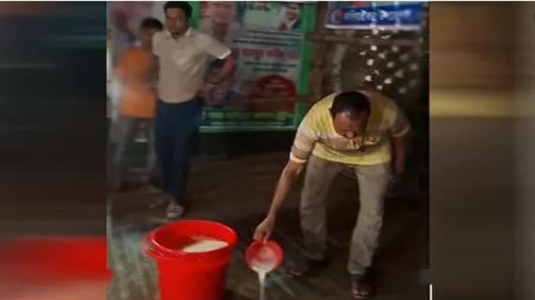 আওয়ামী লীগ নিয়ে প্রবেশের অভিযোগ, এক মণ দুধ দিয়ে বিএনপি অফিস ধুয়ে দিল ছাত্রদল