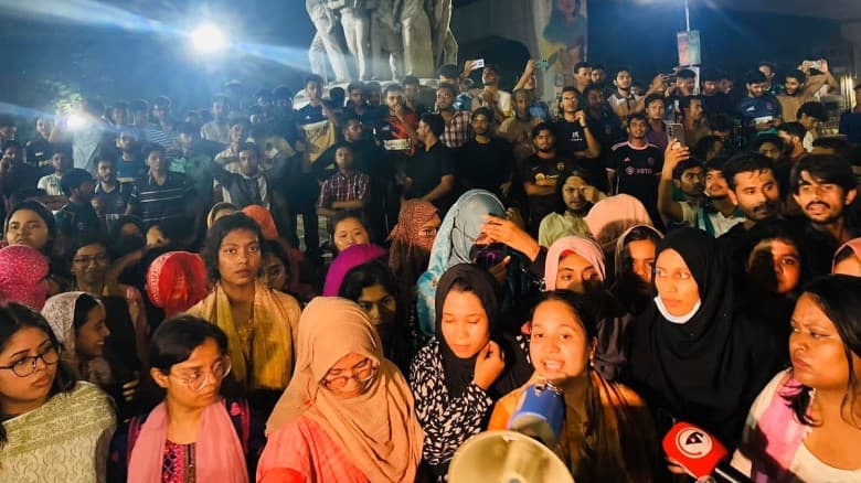 ঢাবিতে মধ্যরাতে তালা ভেঙে ছাত্রীদের বিক্ষোভ, ভিসির বাসভবনের সামনে অবস্থান