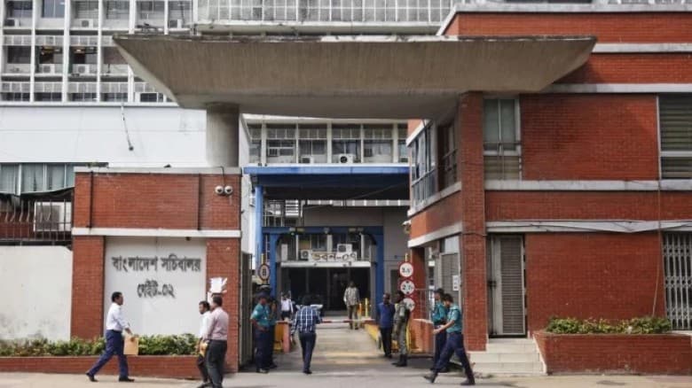 হাসিনার পক্ষে সচিবালয়ে আমলা বিদ্রোহের ছায়া
