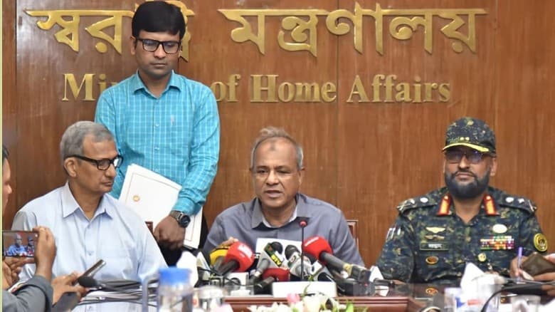 পুলিশের লুট হওয়া অস্ত্রের সন্ধানদাতা পাবে পুরস্কার : স্বরাষ্ট্র উপদেষ্টা