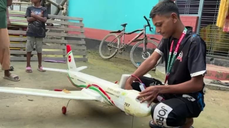 চার দিনে বিমান তৈরি করে আকাশে উড়াল রাজবাড়ীর স্কুলছাত্র রাহুল