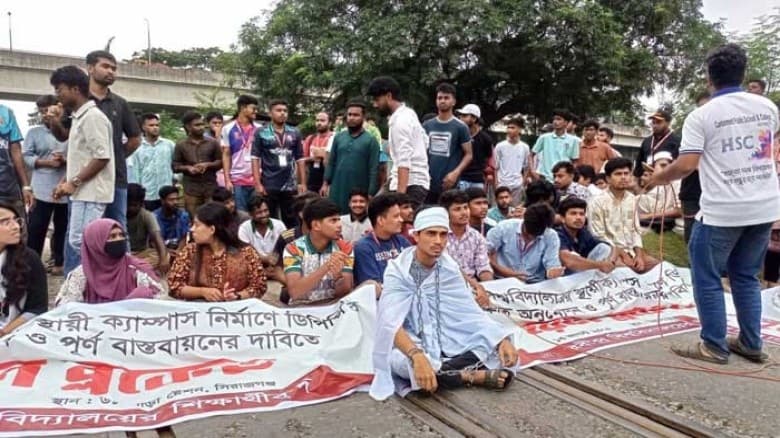 স্থায়ী ক্যাম্পাস দাবিতে রেল অবরোধ, ঢাকার সঙ্গে উত্তরাঞ্চলের ১৬ জেলার যোগাযোগ বন্ধ