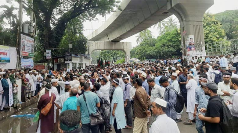 রাজধানীতে সড়ক অবরোধ করে শিক্ষকদের বিক্ষোভ