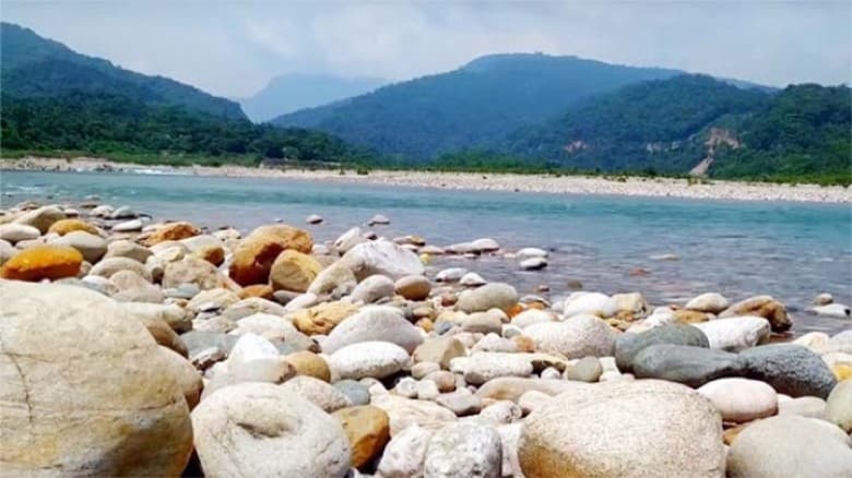 কোম্পানীগঞ্জের পর এবার জাফলংয়ে পাথর লুটের অভিযোগ
