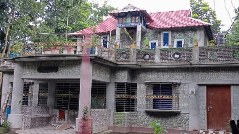 বোতল দিয়ে তৈরি  ‘ডুপ্লেক্স’ বাড়ি