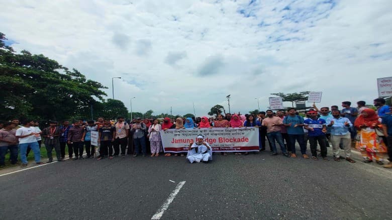 রবীন্দ্র বিশ্বদ্যালয়:স্থায়ী ক্যাম্পাসের দাবিতে যমুনা সেতুর মহাসড়কে শিক্ষার্থীদের ‘ব্লকেড’