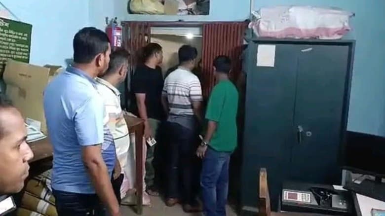 খুলনায় কৃষি ব্যাংকের ভল্ট ভেঙে টাকা চুরি