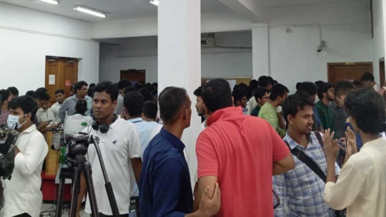 ডাকসু নির্বাচন: মনোনয়ন সংগ্রহের শেষ দিনে প্রার্থীদের ঢল