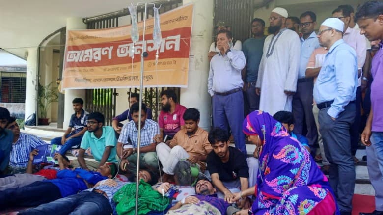 বেরোবিতে অনশনের দ্বিতীয় দিনে অসুস্থ ৪ শিক্ষার্থী, দুজনকে হাসপাতালে ভর্তি