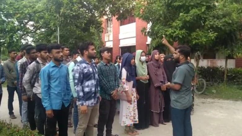 বেরোবিতে প্রথম বর্ষের শিক্ষার্থীদের জোরপূর্বক মিছিলে আনার অভিযোগ