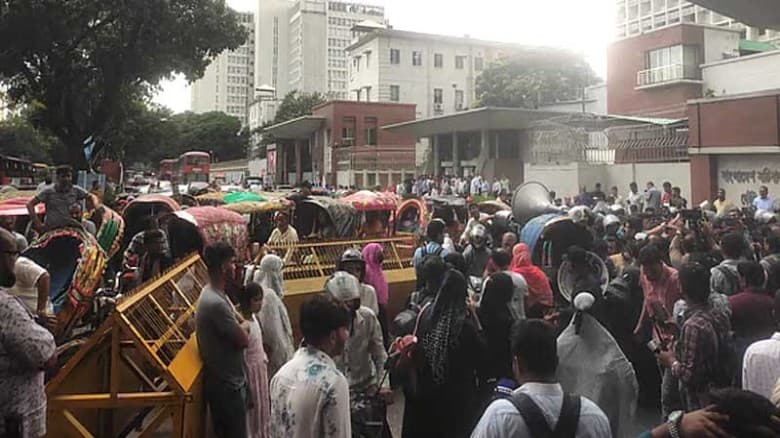 আইন উপদেষ্টার পদত্যাগ দাবিতে সচিবালয়ের সামনে জুলাই শহীদ পরিবারের অবস্থান