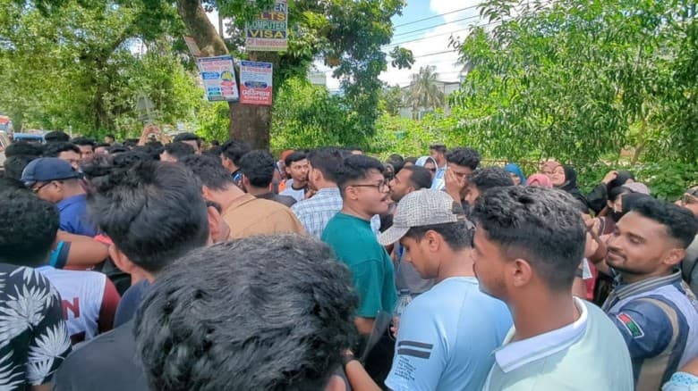 ফেনী বিশ্ববিদ্যালয়ে শিক্ষার্থীদের ১৫ দফা দাবিতে কমপ্লিট শাটডাউন