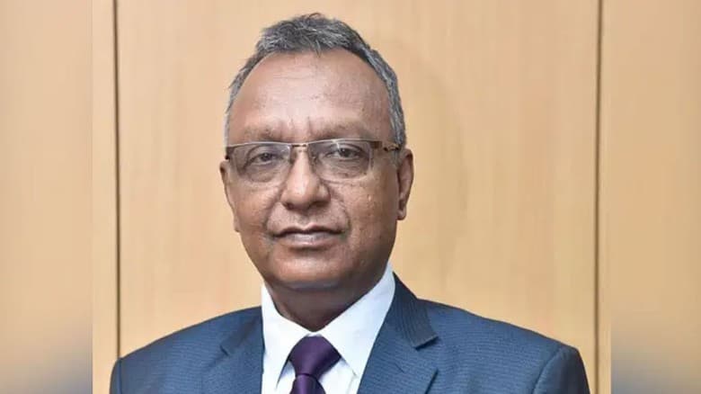 গভর্নরের পক্ষ থেকে বাধ্যতামূলক ছুটি ঘোষণা করলেও অফিস করছেন বিএফআইইউ প্রধান