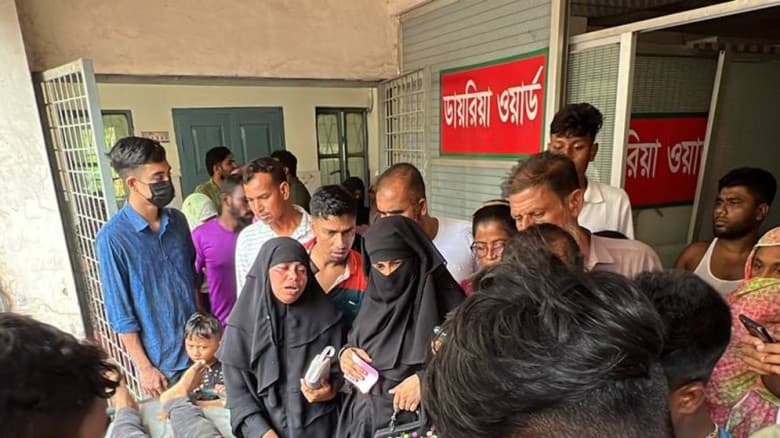 কাপড় ব্যবসায়ীকে প্রকাশ্যে কুপিয়ে হত্যা