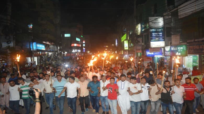 যশোরে মাদক ব্যবসায়ীদের গ্রেফতারের দাবিতে মশাল মিছিল