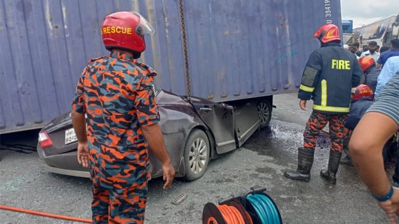 চলন্ত প্রাইভেটকারের ওপর উল্টে পড়ল কাভার্ডভ্যান, নিহত ৪