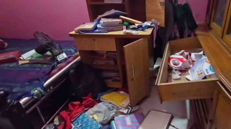 সাভারে ডিবি পুলিশ পরিচয়ে ফ্ল্যাটে ঢুকে অভিনব কায়দায় ডাকাতি