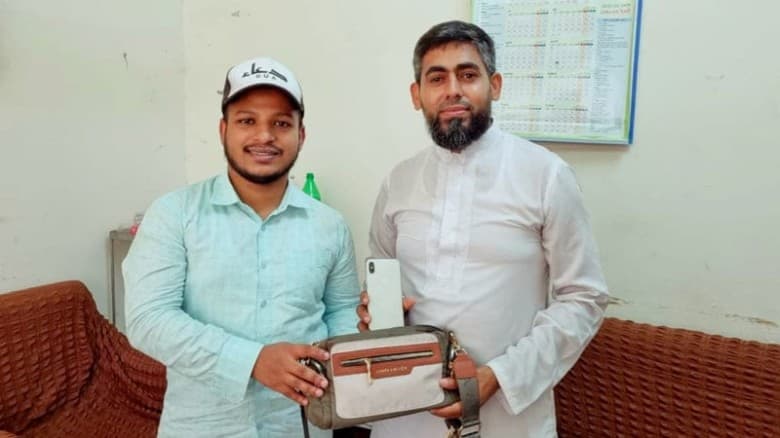 মানবতার দৃষ্টান্ত: স্বর্ণালংকার ও ডকুমেন্টসসহ ব্যাগ ফিরিয়ে দিলেন শিক্ষার্থী