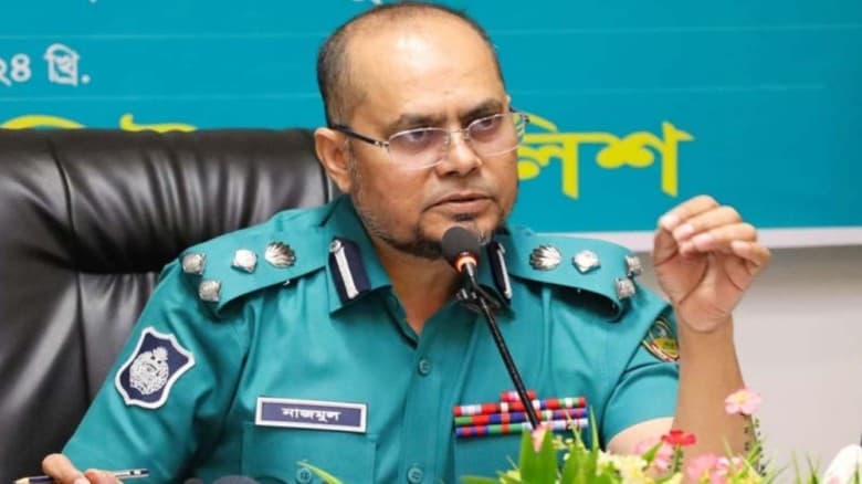 প্রথম আলোকে আমি কোনো ইঙ্গিত করতে চাই না। আমি ফ্যাসিস্টের বিরুদ্ধে