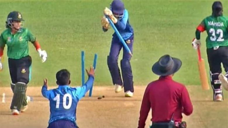 ছোটদের সামনে হেরে ট্রফি হাতছাড়া বড় বোনদের