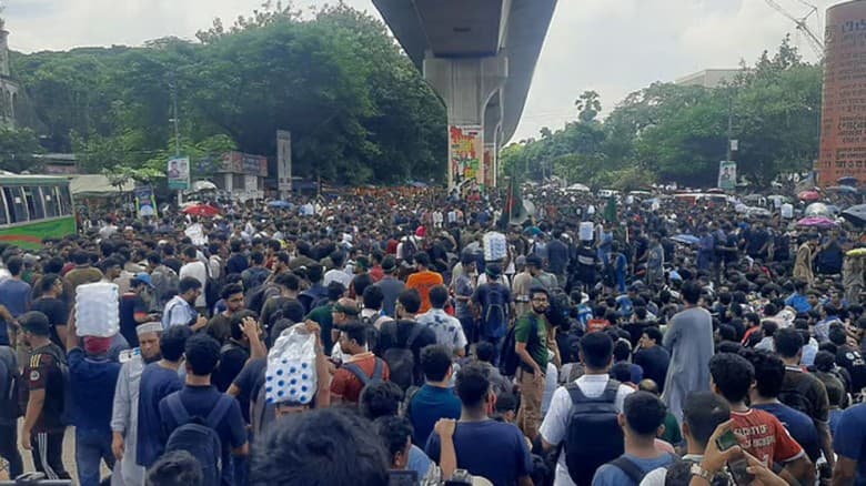 ‘লং মার্চ টু ঢাকা’ কর্মসূচিতে প্রকৌশল বিশ্ববিদ্যালয় শিক্ষার্থীদের ফের শাহবাগ অবরোধ