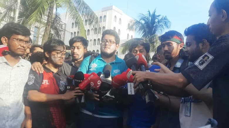 ৫ দাবি ঘোষণা করে অনড় প্রকৌশল শিক্ষার্থীরা