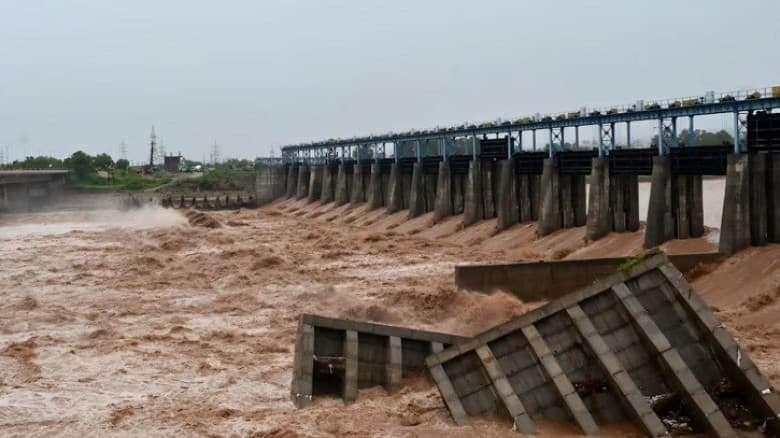 চেনাব নদীর বাঁধ উড়িয়ে দিলো পাকিস্তান, পাঞ্জাবে বন্যা সতর্কতা জারি