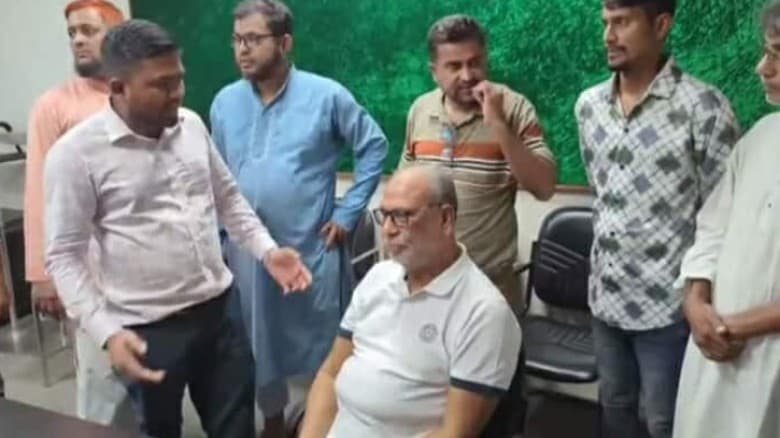 সাবেক মন্ত্রী লতিফ সিদ্দিকীকে পুলিশে দিল জনতা