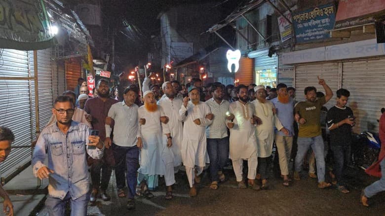নুরের উপর হামলার প্রতিবাদে গলাচিপায়  বিক্ষোভ ও মশাল মিছিল