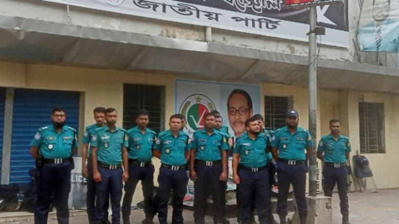 জাতীয় পার্টি কার্যালয়ের সামনে সকাল থেকেই পুলিশের অবস্থান