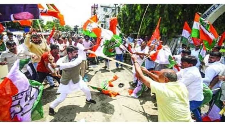 কংগ্রেস-বিজেপি সংঘর্ষে তুমুল উত্তেজনা