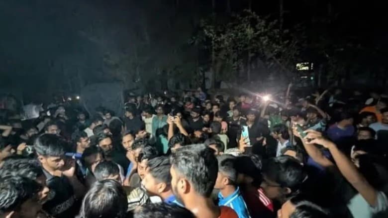 স্থানীয়দের সঙ্গে চবি শিক্ষার্থীদের সংঘর্ষ, হাসপাতালে ২০ জন