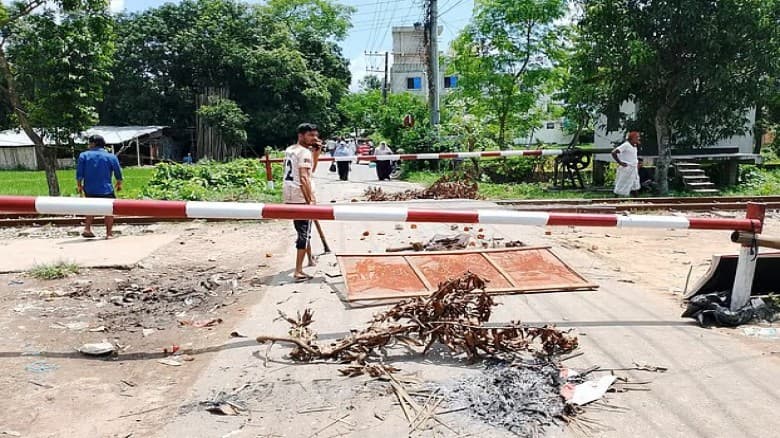 চবিতে ফটক আটকে শিবিরের বিক্ষোভ