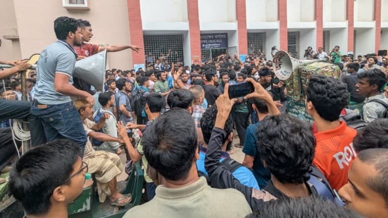 শিক্ষার্থীদের প্রতিরোধে পিছু হটল ছাত্রদল, পুনরায় শুরু মনোনয়ন বিতরণ