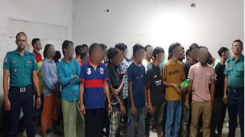 আদাবরে পুলিশ সদস্যকে কুপিয়ে জখম; গ্রেফতার ১০২