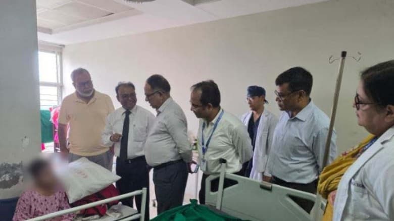 মাইলস্টোনে বিমান দুর্ঘটনায় আহতদের খোঁজখবর নিলেন স্বাস্থ্য সচিব