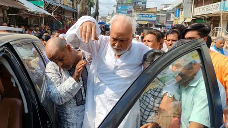 মঞ্চে চেয়ার থেকে ঢলে পড়লেন কাদের সিদ্দিকী