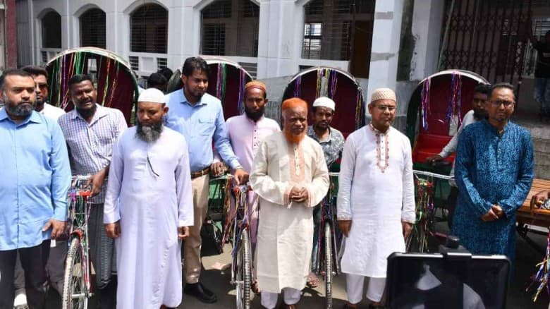 রাজধানীতে কর্মহীনদের মাঝে জামায়াতের রিকশা-ভ্যান বিতরণ