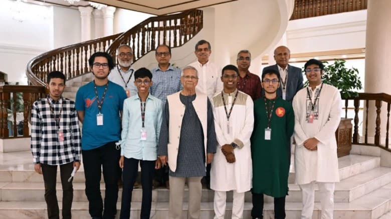 যমুনায় প্রধান উপদেষ্টার সঙ্গে অলিম্পিয়াডে পদকজয়ী ছয় শিক্ষার্থী