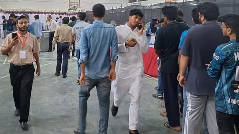 নিয়ম ভেঙে ভোটকেন্দ্রে প্রবেশ করলেন ছাত্রদল প্রার্থী আবিদুল