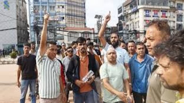 নেপালে কারফিউ ভেঙে আবারও রাস্তায় নেমেছেন তরুণেরা