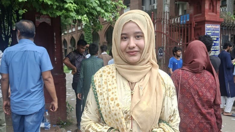 জীবনের প্রথম ভোট দিলেন ডাকসুর সদস্য পদপ্রার্থী রাফিয়া