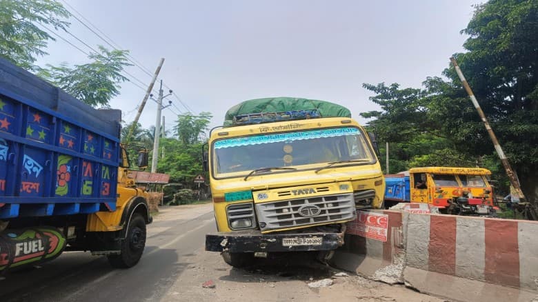 কুমারখালীর রোড ডিভাইডার যেন মৃত্যুর ফাঁদ-প্রতিনিয়ত ঘটছে দূর্ঘটনা